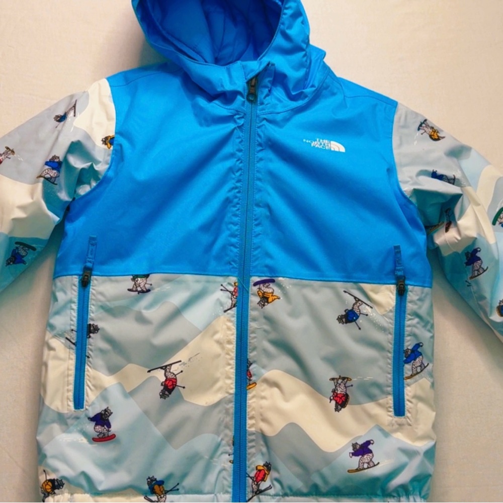 The North Face Blue and White Skier Print Jacket for Kids - boy/girl 6T